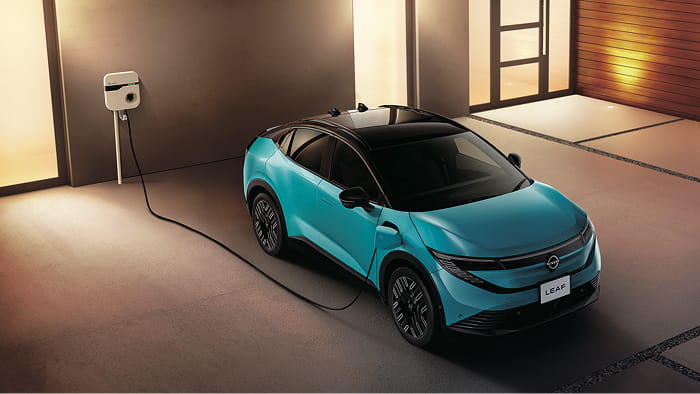 充電ケーブルを接続中の日産リーフ