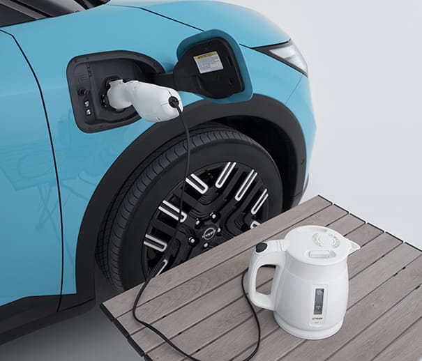 車外コンセントで給電中の日産リーフ