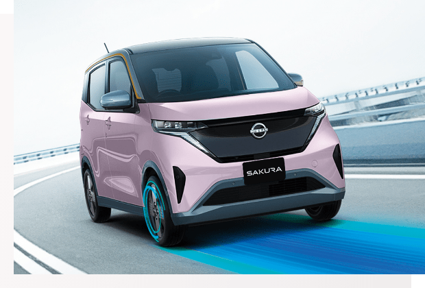 カーブを走る日産サクラのイメージ画像