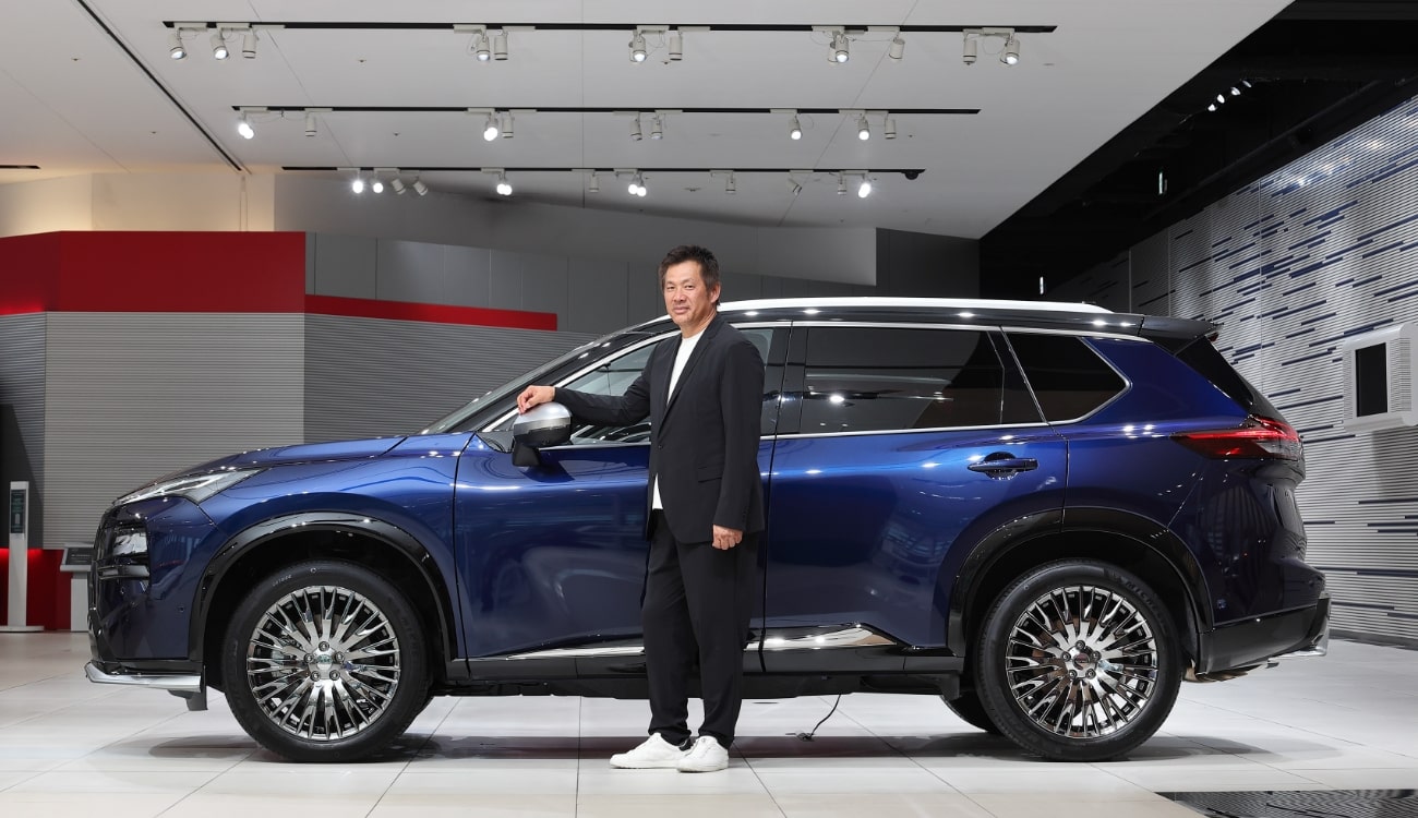 エクストレイルAUTECH SPORTS SPECの前に立つ山﨑武司さんの写真