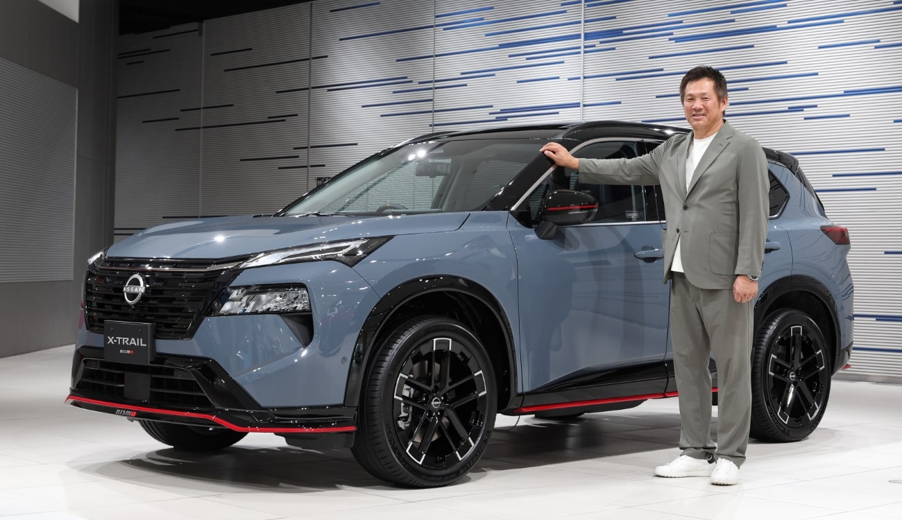 エクストレイルNISMOと横に立つ山﨑武司さんの写真