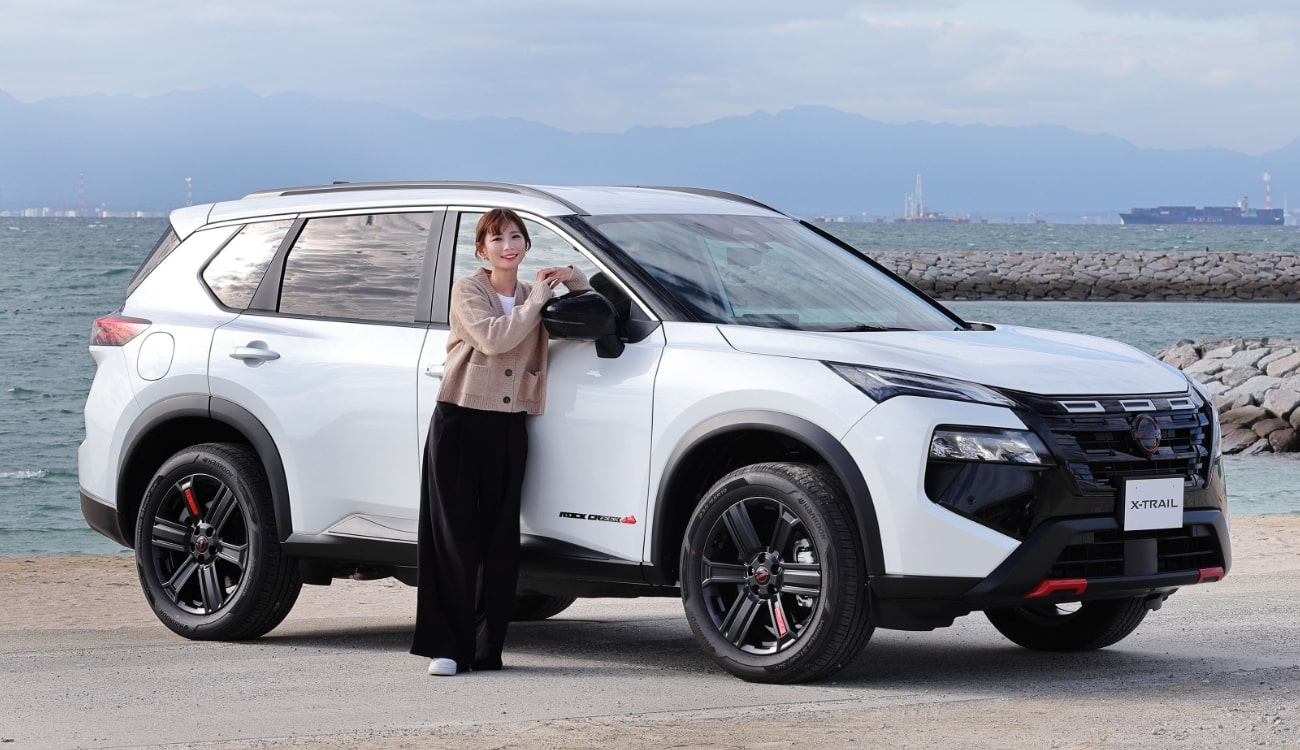 エクストレイルROCK CREEKの前に立つあずあずさんの写真