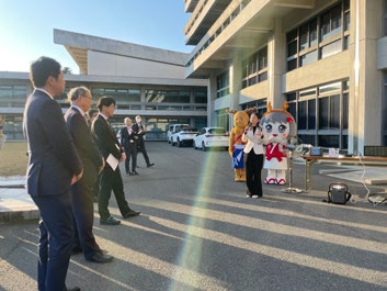 屋外での連携協定発表の様子
